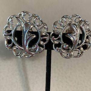 Vintage Sarah Coventry silver tone clip on earrings (295)